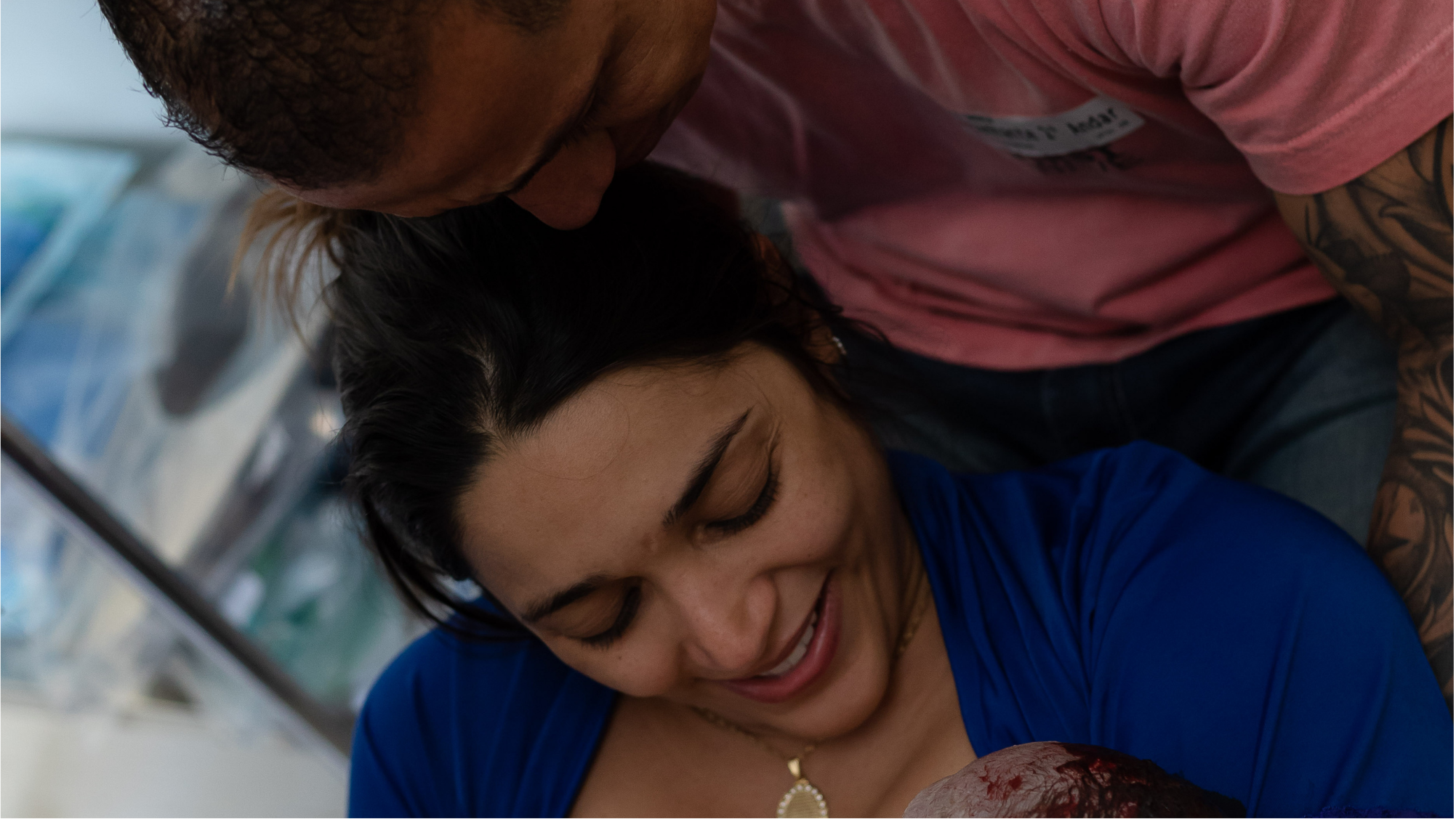 Casal em momento acolhedor com recém-nascido